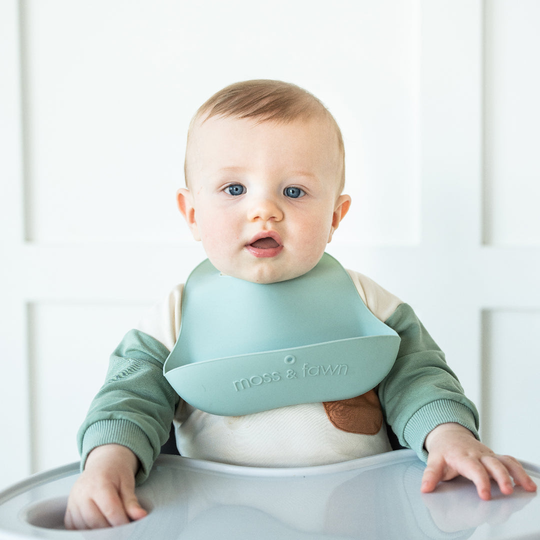 Mesh-style baby food feeder used for soothing teething pain naturally