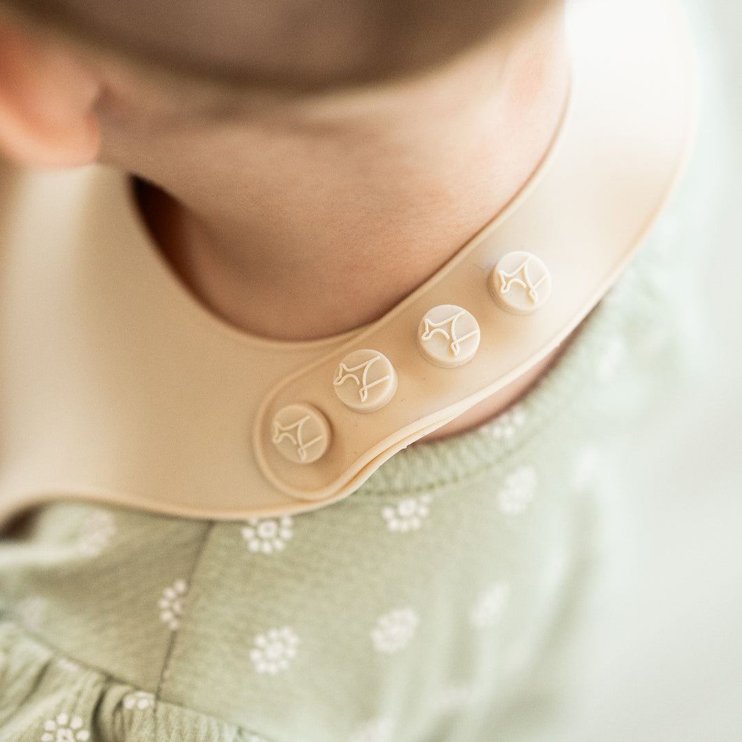 adjustable silicone bib for babies teething feeding